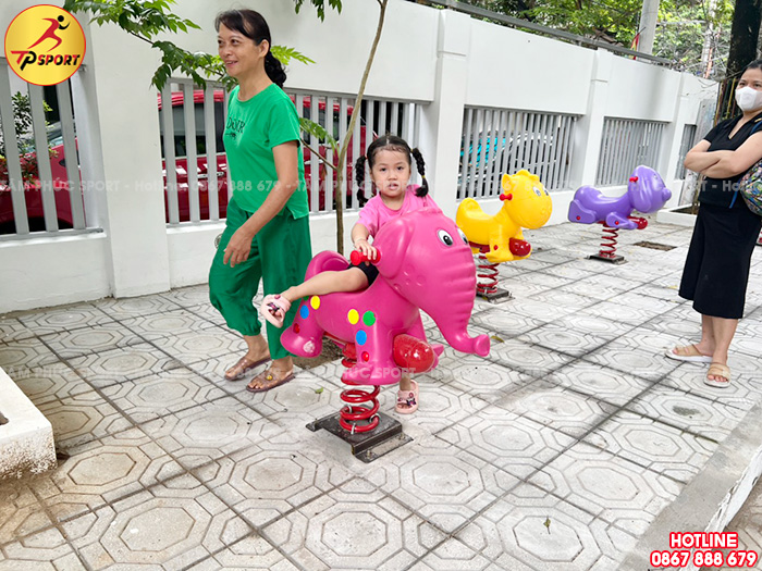 Lắp máy tập thể dục ngoài trời, đồ chơi ngoài trời cho bé trường mầm non tại Thanh Xuân, Hà Nội