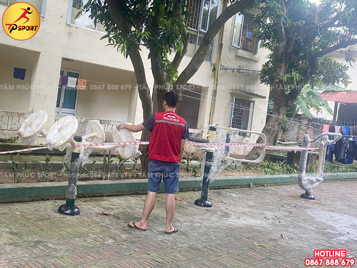 Lắp đặt thiết bị thể dục ngoài trời cho trung tâm điều dưỡng người có công