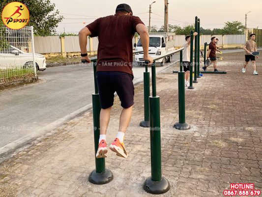 Hướng dẫn tập luyện với thiết bị xà kép ngoài trời đúng cách an toàn hiệu quả