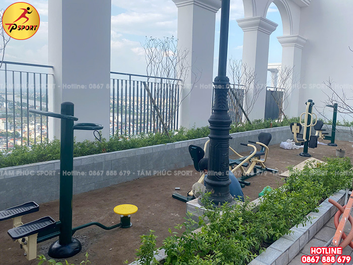 Công trình lắp máy thể dục ngoài trời trên nóc toà nhà chung cư tại Hà Nội