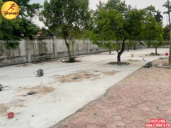 Thực hiện đào hố móng trước khi lắp đặt thiết bị thể dục ngoài trời