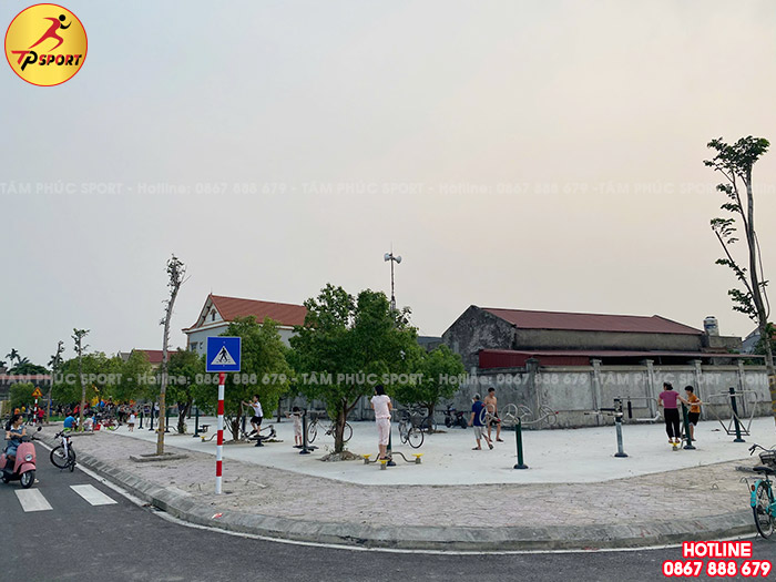 Người dân hồ hởi tập luyện khi có thiết bị thể dục mới