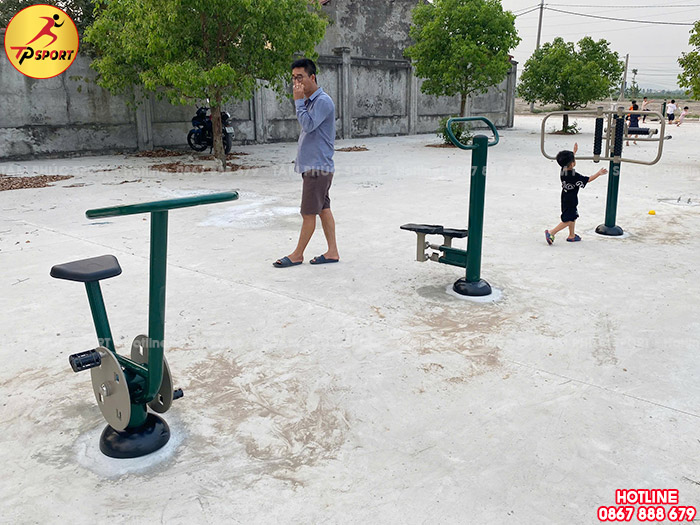 Trẻ em cũng tò mò và tập luyện vui chơi cùng