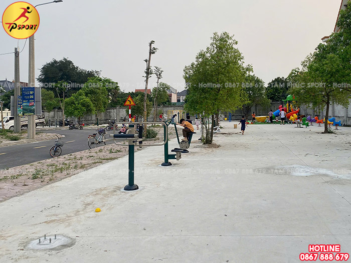 Trẻ em cũng tò mò và tập luyện vui chơi cùng