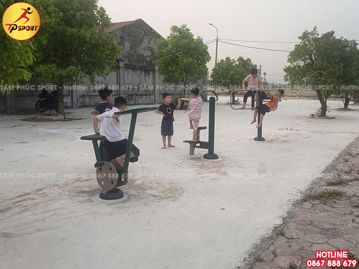Trẻ em cũng tò mò và tập luyện vui chơi cùng