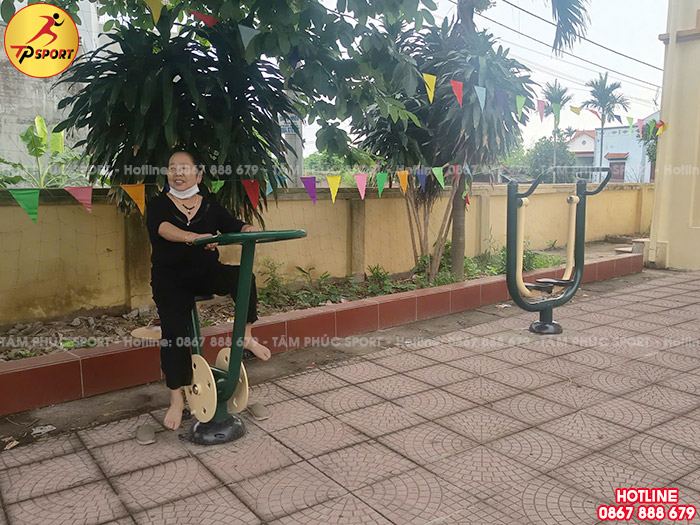 Bà con vui vẻ tập thử với các thiết bị khi lắp đặt xong, đảm bảo an toàn, chất lượng